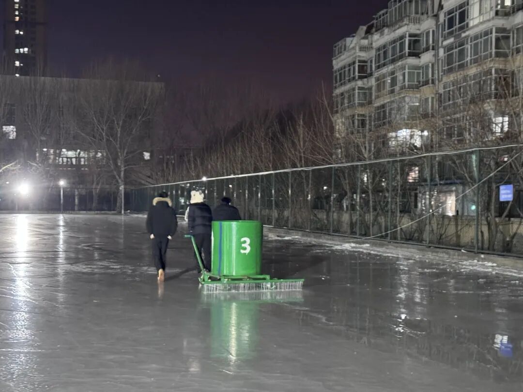 每一寸冰面，都有你们的身影|致敬校园冰场守护者